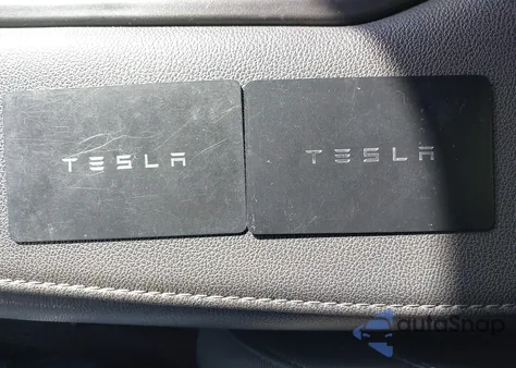 2023 Tesla Model Y Awd/Long Range Dual Motor All-Wheel Drive z USA, uszkodzony, nr VIN 7SAYGDEE7PF768213